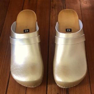 Gold leather, wood-soled, open-backed clogs, size 42/11